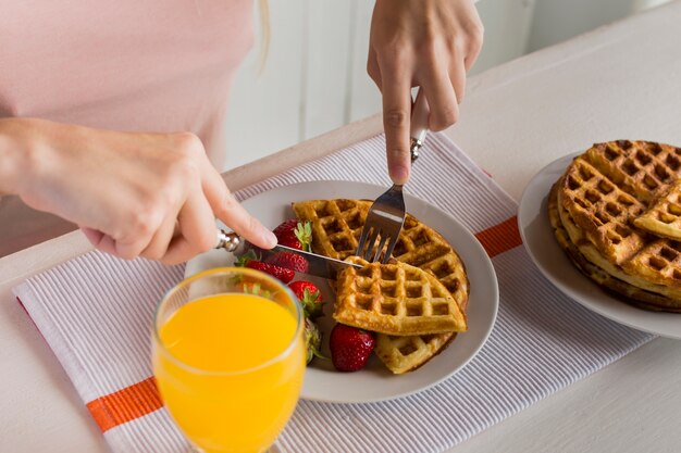 Leckere Waffeln mit Erdbeeren und Saft