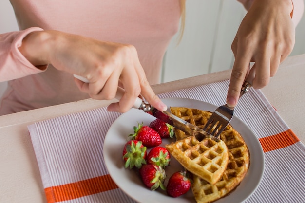 Leckere Waffeln mit Erdbeeren