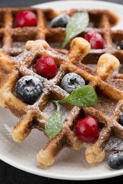 Kostenloses Foto leckere waffeln mit früchten