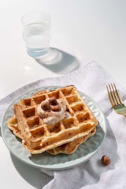 Leckere Waffeln mit hohem Winkel auf dem Teller