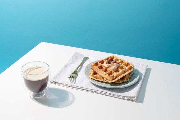 Leckere Waffeln mit hohem Winkel auf dem Teller