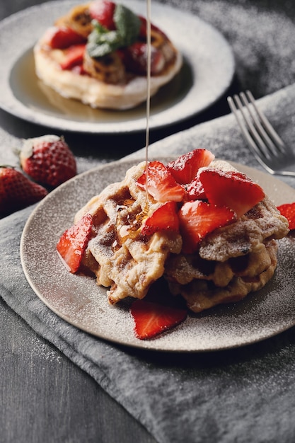 Leckere Waffeln mit Obst und Honig