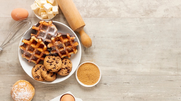 Kostenloses Foto leckere waffeln und kekse mit textfreiraum