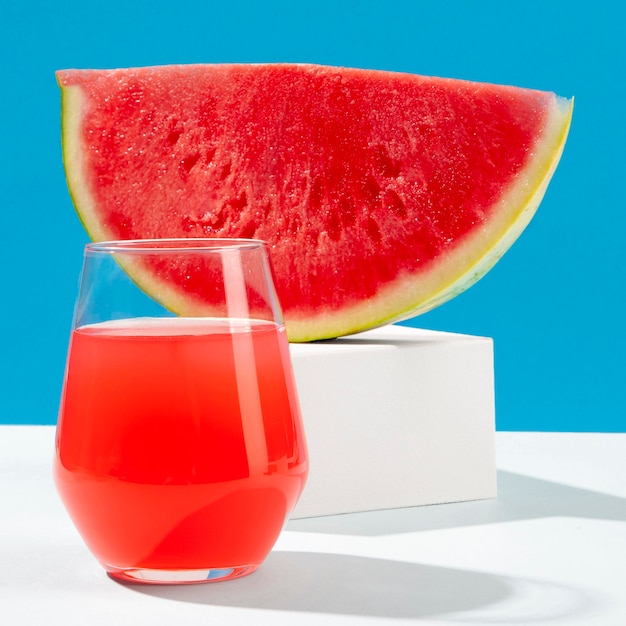 Kostenloses Foto leckere wassermelonenscheibe und saft