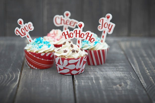 Leckere Weihnachtsmuffins auf dem Holz