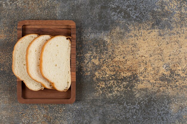 Leckere Weißbrotscheiben auf Holzteller.