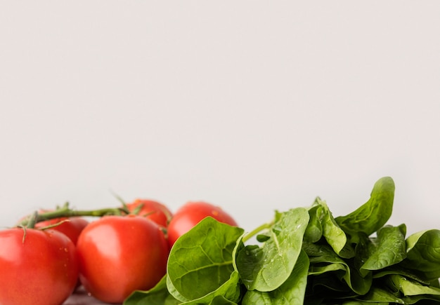 Kostenloses Foto leckere zutaten für einen gesunden salat