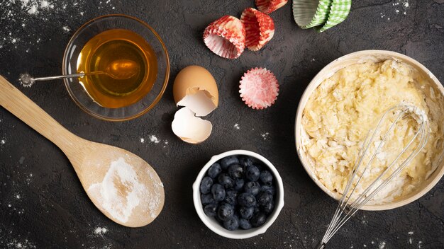 Leckere Zutaten für Muffinfrüchte und Mehl