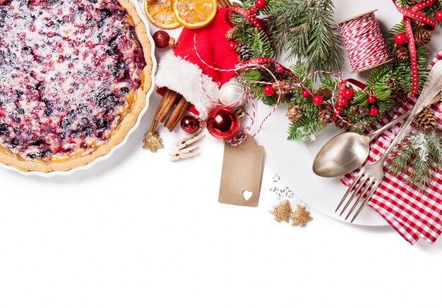 Leckeren Kuchen neben Weihnachtsdekoration