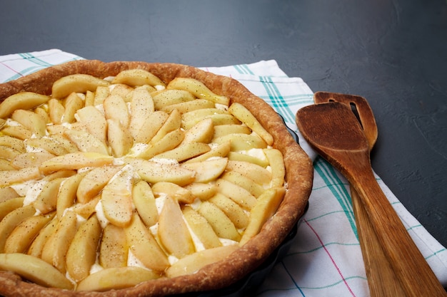 Leckerer Apfelkuchen auf Teller