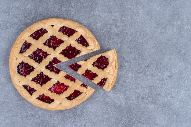 Leckerer Beerenkuchen auf Marmoroberfläche