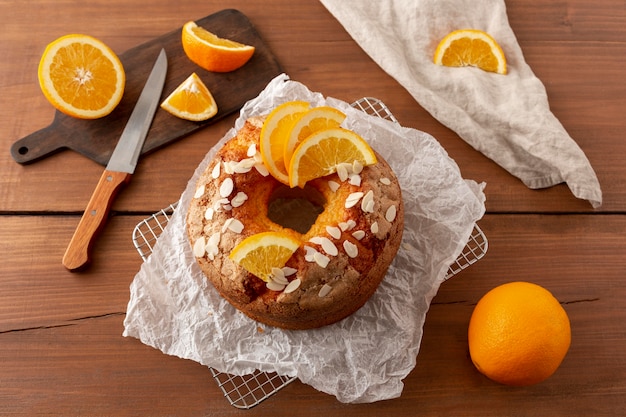 Leckerer Bundt Cake mit Orangen-Arrangement