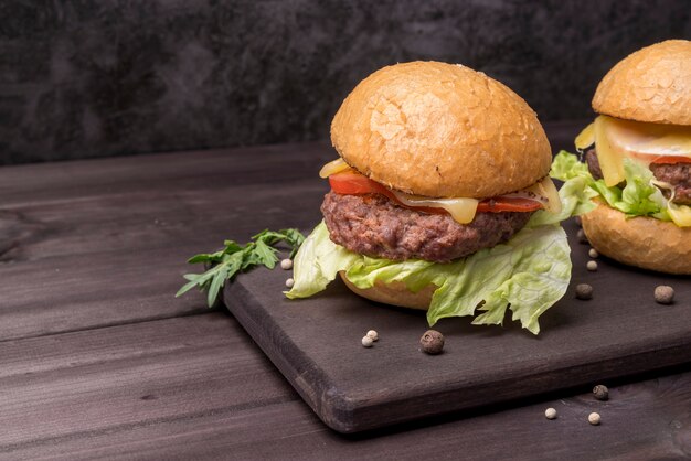 Leckerer Burger auf Holztisch