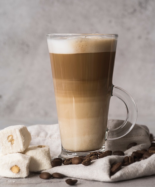 Kostenloses Foto leckerer cappuccino der nahaufnahme mit milch