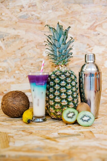 Leckerer Cocktail und tropische Früchte