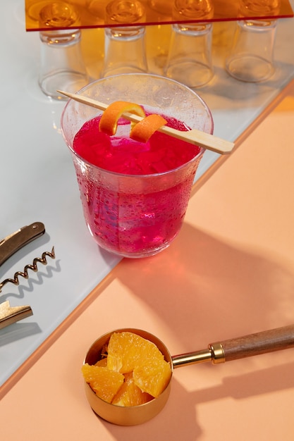 Leckerer Daiquiri-Cocktail mit orangefarbenem High Angle