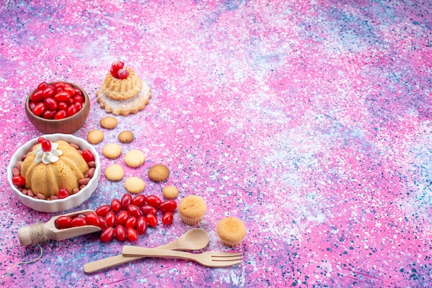 leckerer einfacher Kuchen mit Sahne und frischen Erdnüssen rote Hartriegel auf hellem hellem Schreibtisch, Kuchenkeks süße Nussbeere