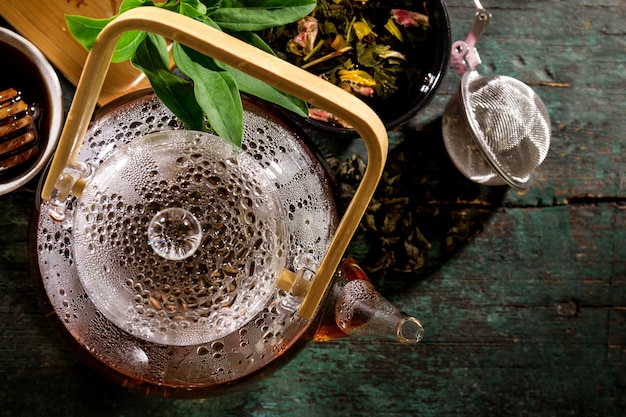 Leckerer frischer grüner Tee in Glas Teekanne Zeremonie auf alten rustikalen Tisch