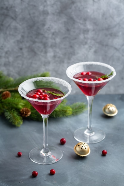Leckerer frischer Weihnachtscocktail mit Preiselbeeren in Gläsern serviert. Nahaufnahme