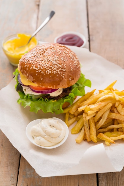 Leckerer Hamburger mit Sauce und Pommes Frites