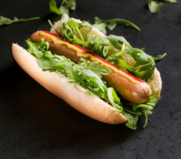 Leckerer Hot Dog mit hoher Sicht auf Gemüse