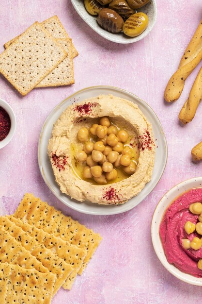 Leckerer Hummus auf der Draufsicht der Platte