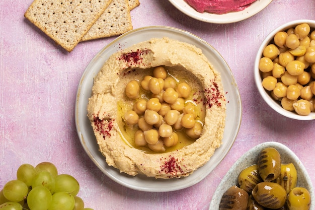 Kostenloses Foto leckerer hummus auf teller flach gelegt