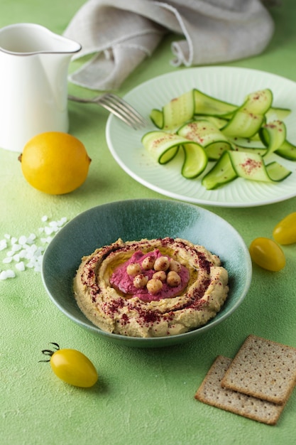 Kostenloses Foto leckerer hummus und gurken aus dem hohen winkel