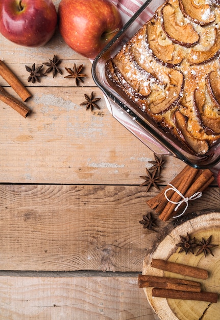 Leckerer Kuchen der Draufsicht mit Zucker besprüht