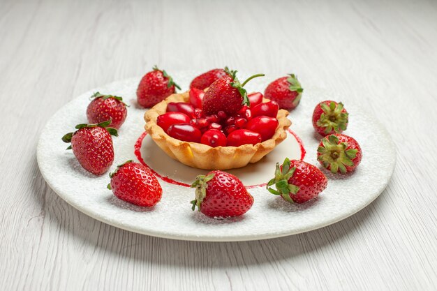Leckerer Kuchen der Vorderansicht mit frischem Obst innerhalb Platte auf weißem Schreibtisch Obstkuchen Dessert
