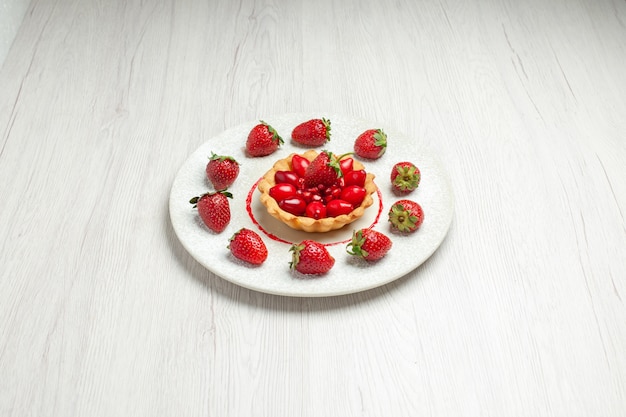 Leckerer Kuchen der Vorderansicht mit frischen Früchten innerhalb Platte auf weißem Schreibtischfruchtkuchen-Dessert