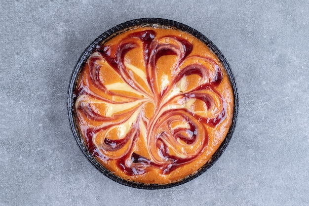 Leckerer kuchen mit beeren auf marmoroberfläche