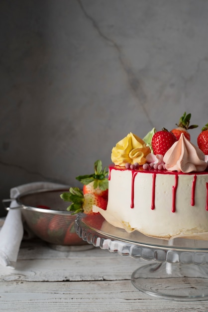 Leckerer Kuchen mit Glasur auf Ständer