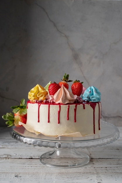 Leckerer Kuchen mit Glasur und Erdbeeren