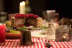 Kostenloses Foto leckerer kuchen mit preiselbeeren