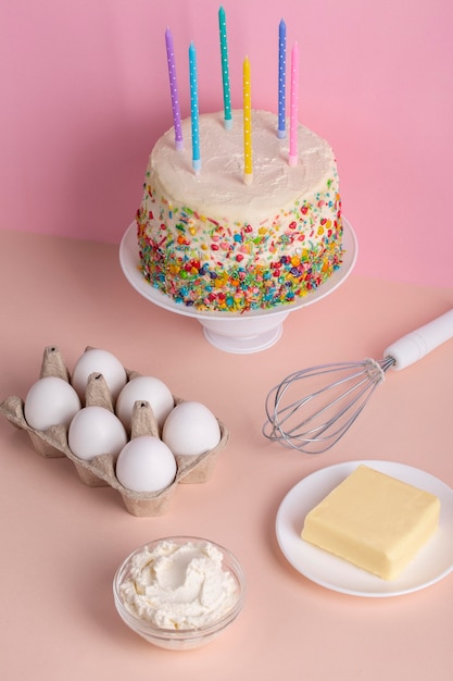 Leckerer Kuchen und Zutaten des hohen Winkels