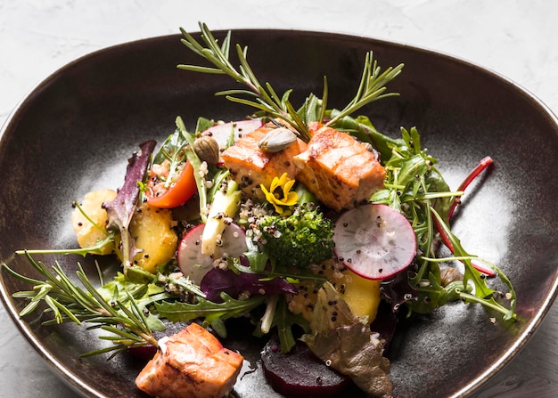 Leckerer Lachs mit Kräutern hautnah