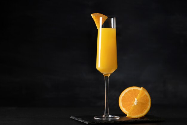 Leckerer Mimosencocktail mit dunklem Hintergrund