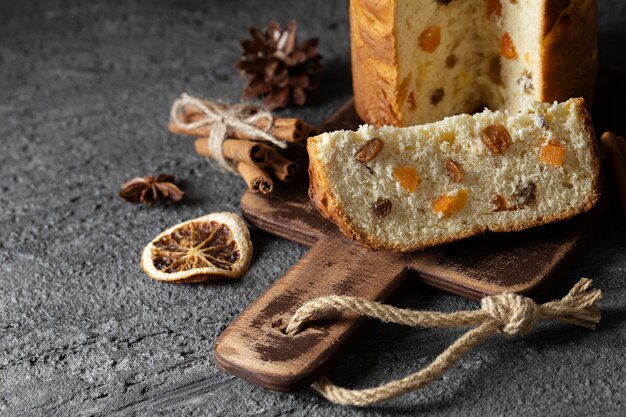 Leckerer Panettone mit hohem Winkel