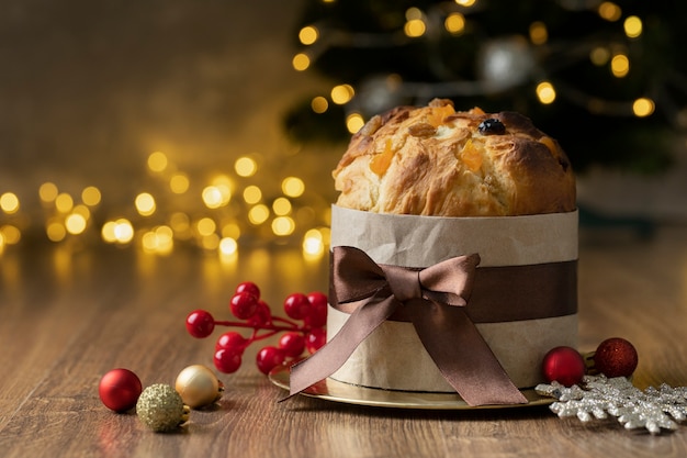 Leckerer Panettone und Ornamente