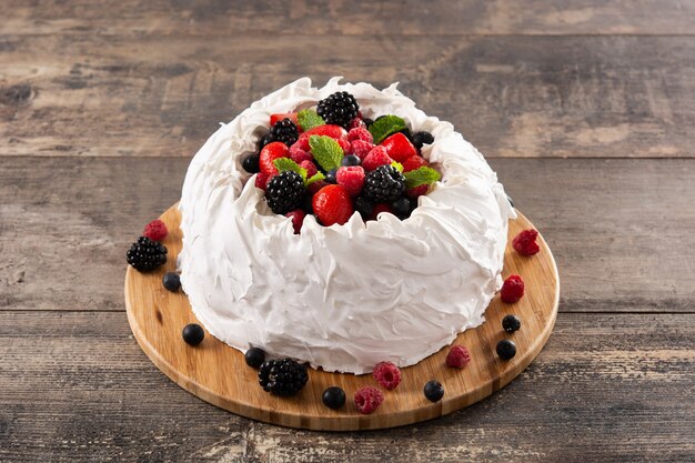 Leckerer Pavlova-Kuchen mit Baiser und frischen Beeren