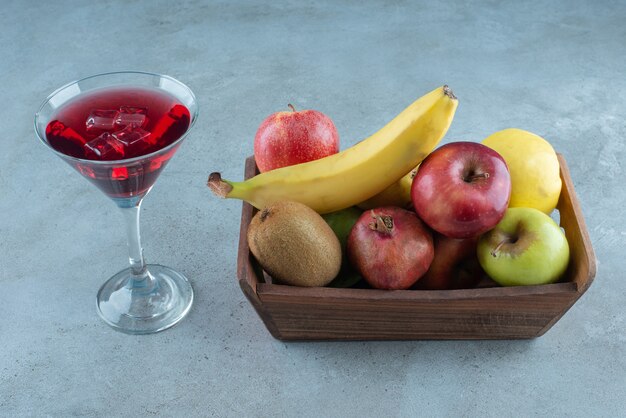 Leckerer Saft mit Eiswürfeln und verschiedenen Früchten.