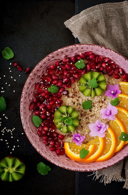 Leckerer und gesunder Haferbrei mit Obst-, Beeren- und Leinsamen. Gesundes Frühstück. Fitness Essen. Richtige Ernährung.