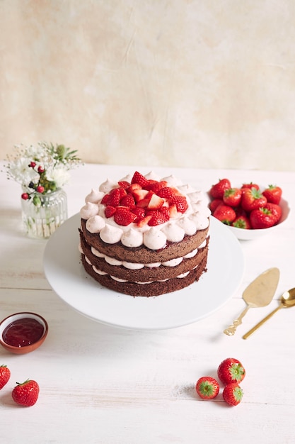 Leckerer und süßer Kuchen mit Erdbeeren auf einem Teller