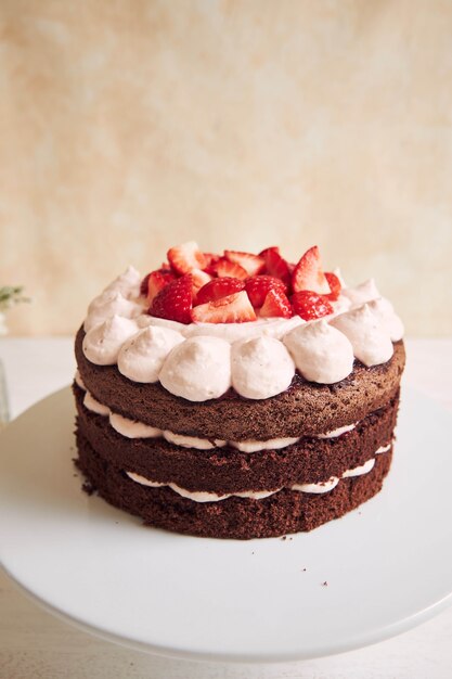 Leckerer und süßer Kuchen mit Erdbeeren und Baiser auf einem Teller