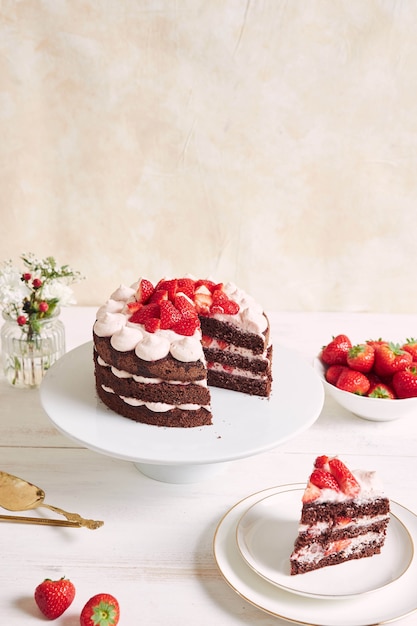 Leckerer und süßer Kuchen mit Erdbeeren und Baiser auf einem Teller