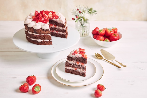 Leckerer und süßer Kuchen mit Erdbeeren und Baiser auf einem Teller