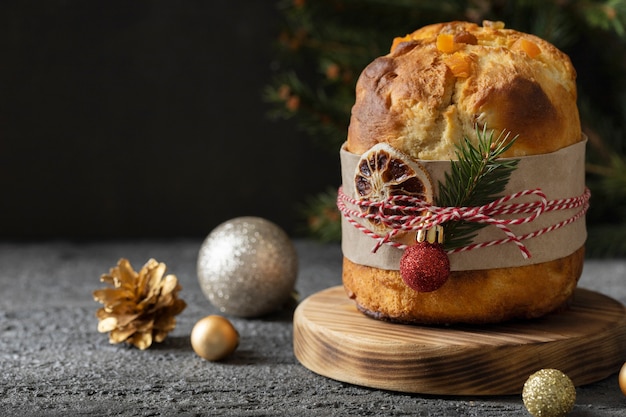 Leckerer Weihnachtspanettone und Ornamente