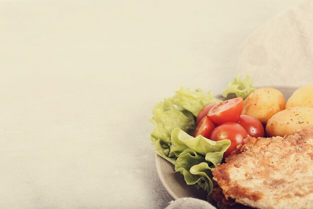 Leckeres Abendessen mit Steaks, Salzkartoffeln und Salat