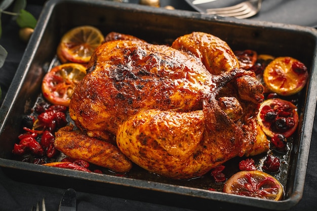 Leckeres, appetitliches gebackenes Hühnchen serviert auf dem Tisch mit Deko. Nahaufnahme